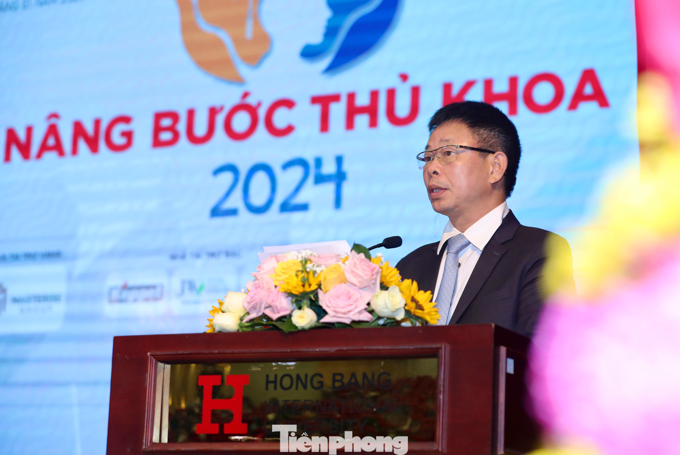 Phát biểu khai mạc chương trình, nhà báo Phùng Công Sưởng - Tổng biên tập Báo Tiền Phong, Giám đốc Quỹ Hỗ trợ Tài năng Trẻ Việt Nam - chia sẻ: "Chương trình Nâng bước Thủ khoa luôn sát cánh, đồng hành cùng các em, nâng bước cho các em về cả vật chất lẫn tinh thần, để các em tự tin trong hành trình chinh phục tri thức, trở thành những công dân hữu ích cho xã hội. Các em ngồi đây hôm nay, dù phải đối mặt với những khó khăn tưởng chừng như không thể vượt qua nhưng các em đã biến nghịch cảnh đó thành động lực, biến ước mơ thành ngọn đuốc soi sáng hành trình học vấn của mình".