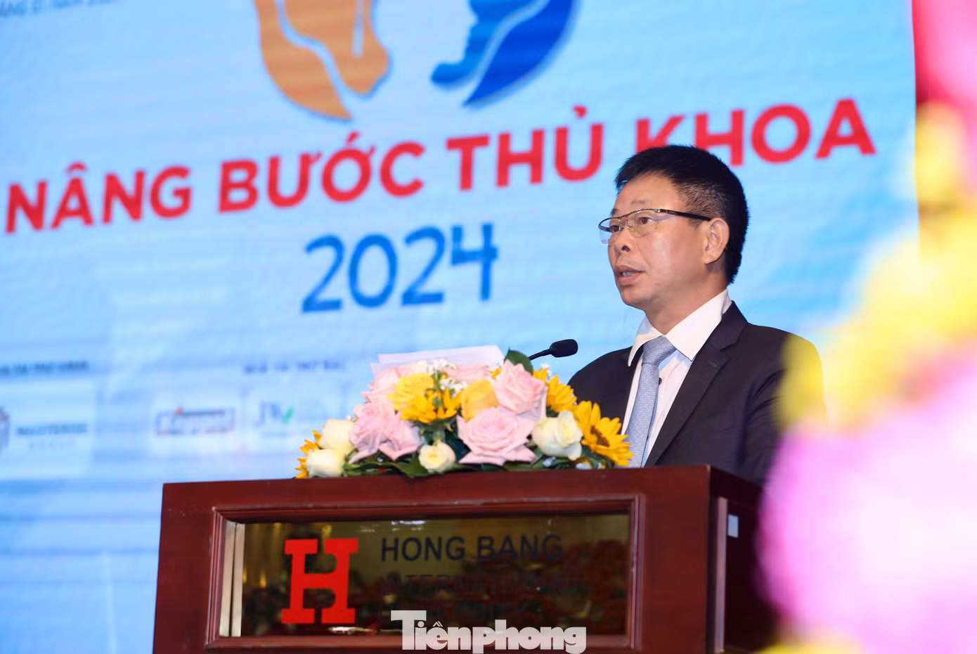 Phát biểu khai mạc chương trình, nhà báo Phùng Công Sưởng - Tổng biên tập Báo Tiền Phong, Giám đốc Quỹ Hỗ trợ Tài năng Trẻ Việt Nam - chia sẻ: "Chương trình Nâng bước Thủ khoa luôn sát cánh, đồng hành cùng các em, nâng bước cho các em về cả vật chất lẫn tinh thần, để các em tự tin trong hành trình chinh phục tri thức, trở thành những công dân hữu ích cho xã hội. Các em ngồi đây hôm nay, dù phải đối mặt với những khó khăn tưởng chừng như không thể vượt qua nhưng các em đã biến nghịch cảnh đó thành động lực, biến ước mơ thành ngọn đuốc soi sáng hành trình học vấn của mình".