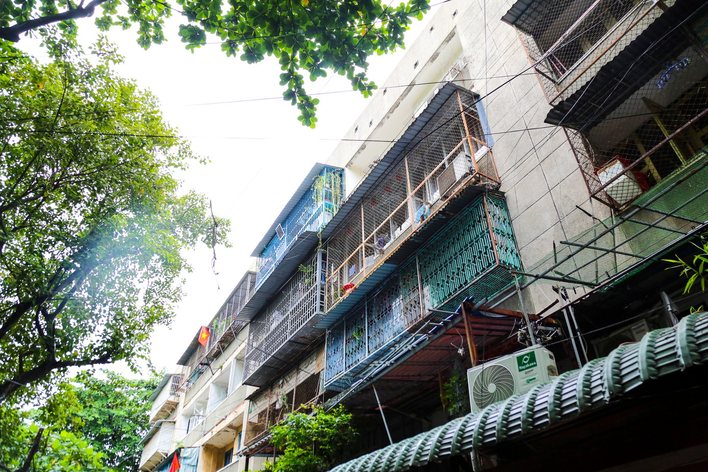 UBND TPHCM đã ban hành Quyết định 785/2025 phê duyệt đề án cải tạo, xây dựng lại nhà chung cư cũ bị hư hỏng, xuống cấp. Theo đề án, trên địa bàn thành phố có 474 chung cư được xây dựng trước năm 1975. Đến nay, 462 chung cư trong số này đã được kiểm định và xác định gồm 332 chung cư cấp B (chiếm 72%), 114 chung cư cấp C (25%) và 16 chung cư cấp D (3%). Có 5 chung cư được giải tỏa không cần kiểm định, 7 chung cư đang được rà soát lại nên chưa kiểm định.