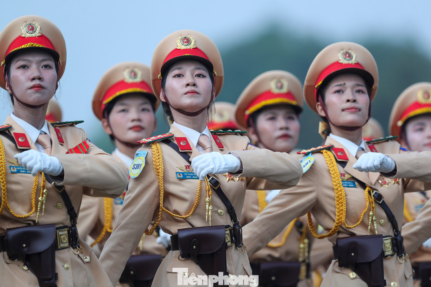 Trên khuôn mặt các cán bộ chiến sĩ mặc dù da sạm đi vì thời tiết, nhưng vẫn thể hiện được tinh thần vui tươi phấn khởi, ý chí quyết tâm cao.