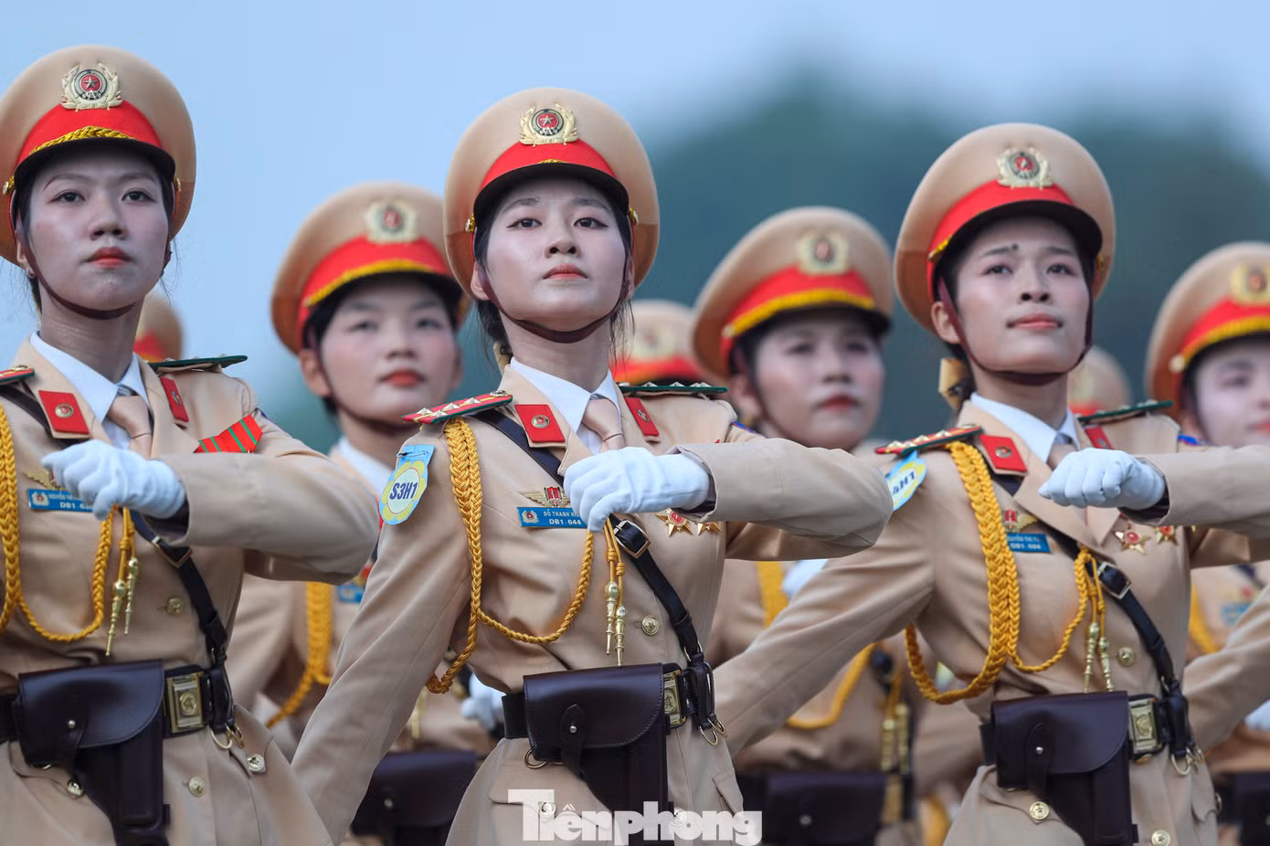 Trên khuôn mặt các cán bộ chiến sĩ mặc dù da sạm đi vì thời tiết, nhưng vẫn thể hiện được tinh thần vui tươi phấn khởi, ý chí quyết tâm cao.