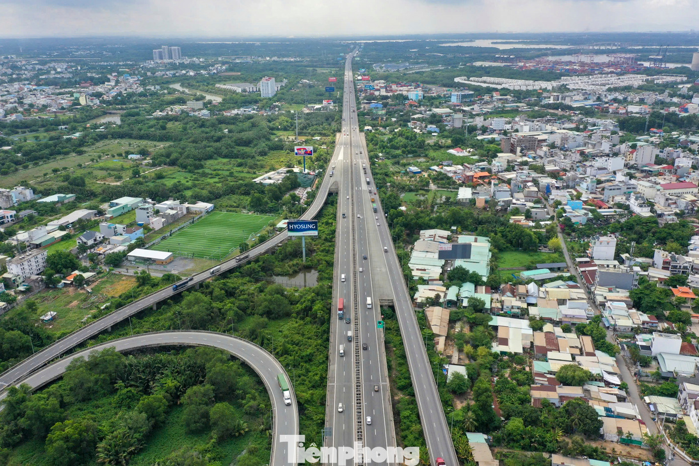 Phần cầu sẽ mở rộng hai bên cầu Mương Kênh và cầu vượt đường Đỗ Xuân Hợp mỗi bên 5,25m, tổng bề rộng cầu sau mở rộng là 37m.