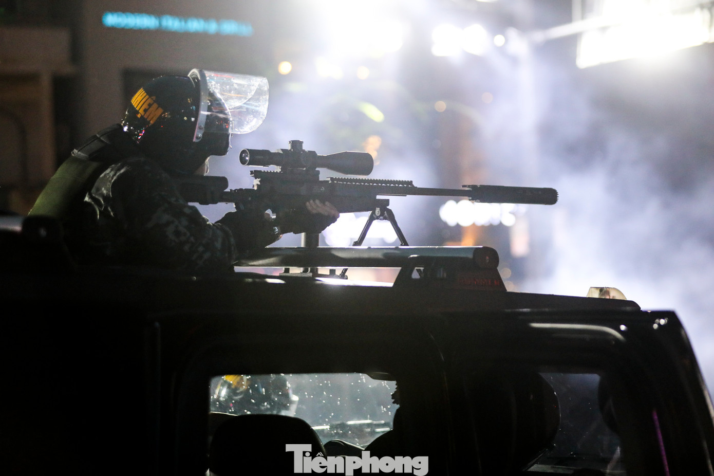 Các tổ công tác thuộc lực lượng cảnh vệ kịp thời phản ứng, triển khai xe chống đạn cùng đội hình bảo vệ cơ động nhằm tạo lá chắn và đảm bảo an toàn tuyệt đối cho yếu nhân