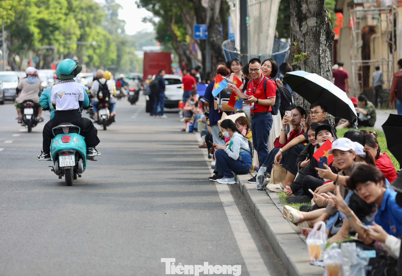Dù tiết trời oi bức, nhưng nhiều người vẫn tranh thủ đi từ sớm, mang theo ghế, nước mát, quạt tay… để giữ chỗ đẹp xem sơ duyệt diễu binh. Đây là buổi hợp luyện thứ ba diễn ra ở trung tâm TP.HCM sau hơn 2 tháng các lực lượng tập ở nhiều địa điểm khác nhau.