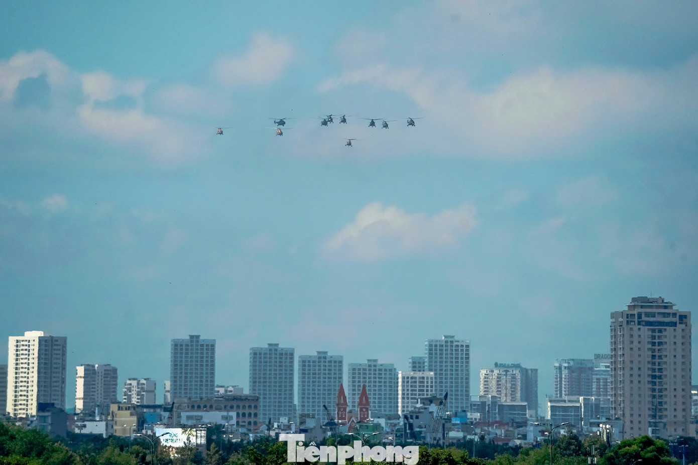 Sau các buổi luyện tập này, chương trình tổng duyệt cấp Nhà nước sẽ được tổ chức vào ngày 27/4 tại đường Lê Duẩn, bao gồm nhiều phần đặc sắc, như: Trực thăng kéo cờ, tiêm kích nhào lộn, lễ diễu binh - diễu hành và màn bắn đại bác trang nghiêm tại bến Bạch Đằng trên nền Quốc ca Việt Nam.