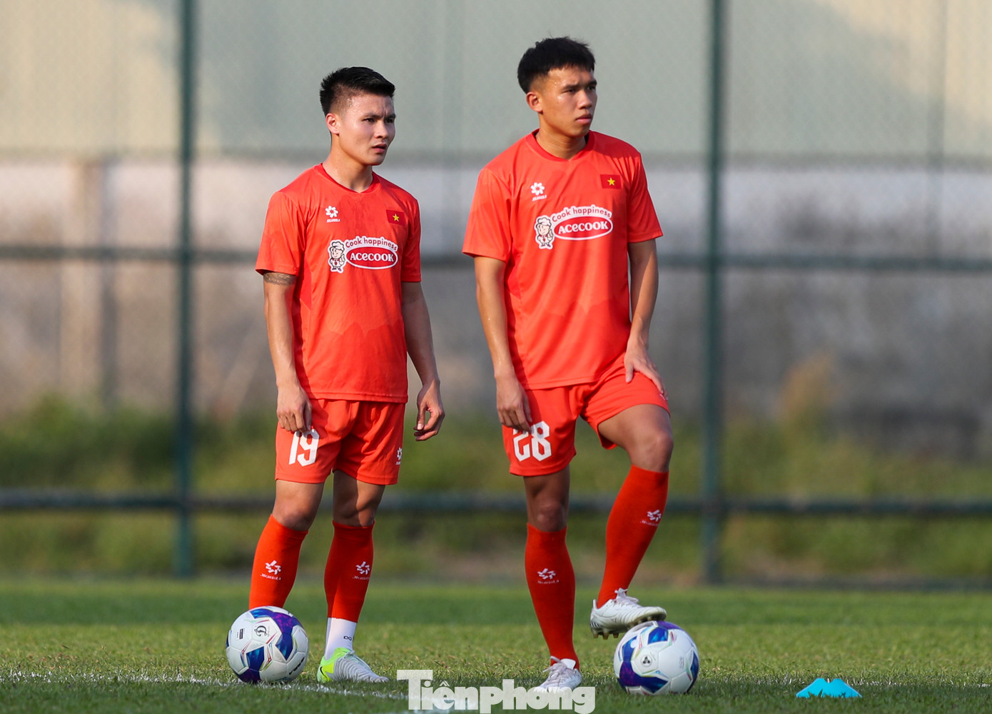 Tiền vệ của tuyển Việt Nam đánh giá cao hai đối thủ sắp tới là đội tuyển Campuchia và Lào. Quang Hải chia sẻ sẽ cùng đồng đội cống hiến hết mình để mang về kết quả tốt nhất cho tuyển Việt Nam Tiền vệ của tuyển Việt Nam đánh giá cao hai đối thủ sắp tới là đội tuyển Campuchia và Lào. Quang Hải chia sẻ sẽ cùng đồng đội cống hiến hết mình để mang về kết quả tốt nhất cho tuyển Việt Nam