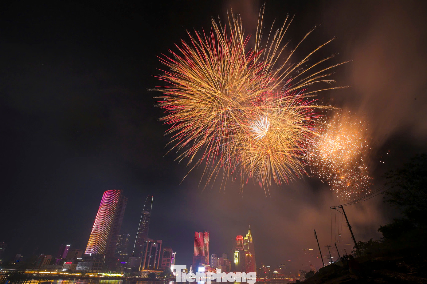 Màn bắn pháo hoa tầm cao do Trung tâm Văn hóa và Triển lãm TPHCM phối hợp với bộ phận chuyên môn, Bộ Tư lệnh TPHCM và các cơ quan, đơn vị liên quan thực hiện.