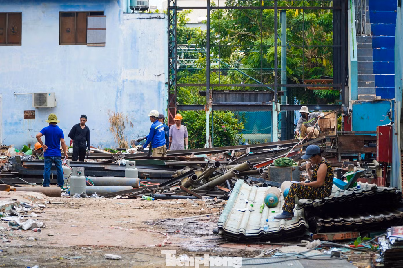 Công tác tháo dỡ sân khấu vẫn đang diễn ra trong những ngày qua.