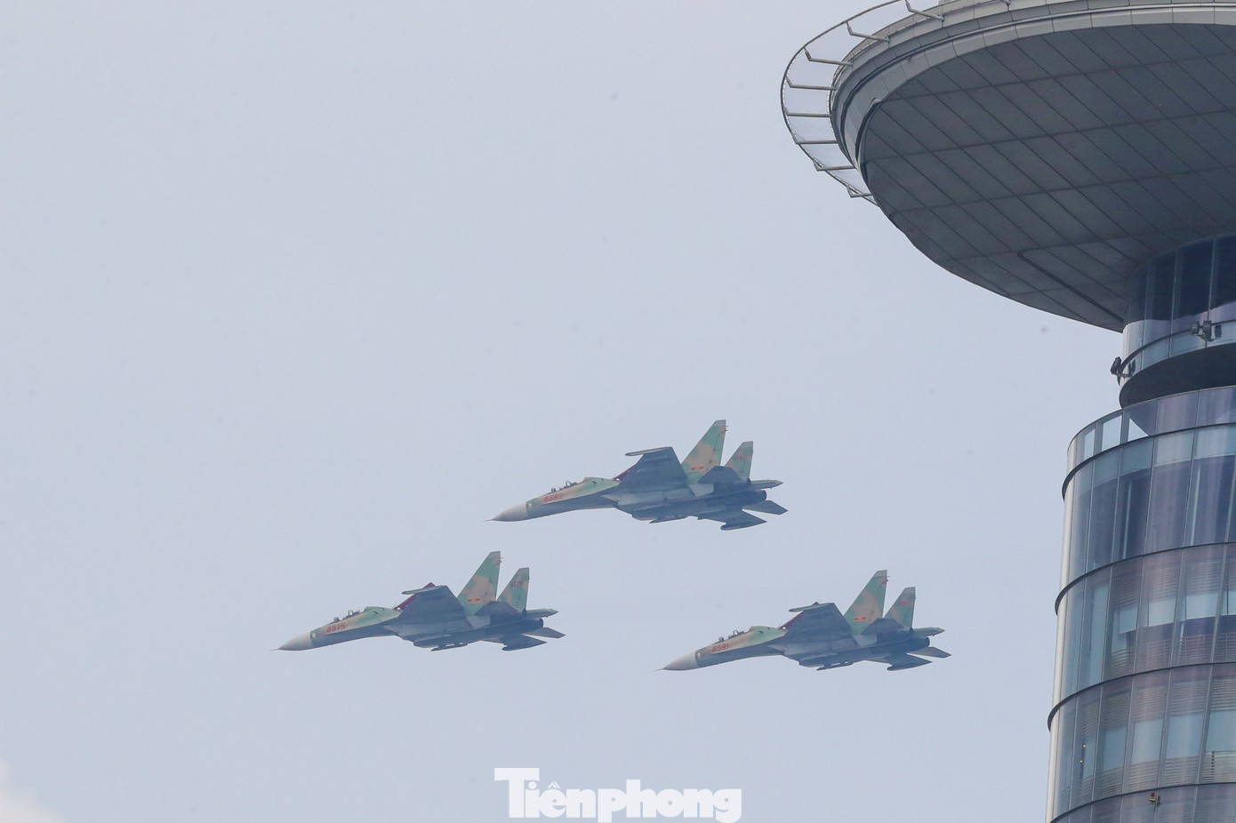 Đội hình tiêm kích cũng bay vào TPHCM sau đội hình trực thăng ít phút.