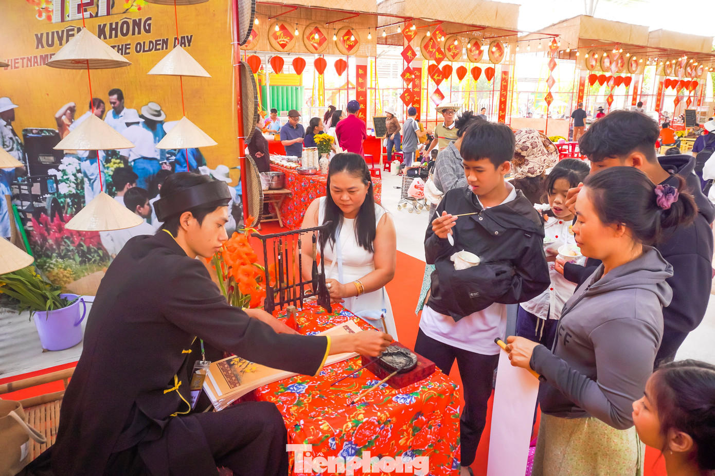 Khách du xuân được trải nghiệm hành trình hóa thân trong trang phục xưa (mặc áo dài, đội khăn đóng-khăn xếp) trong không gian làng quê mộc mạc, trải nghiệm văn hóa Tết cổ truyền như: Xin chữ ông đồ, gieo quẻ, nhảy sạp, viết lời chúc lên cây nêu.