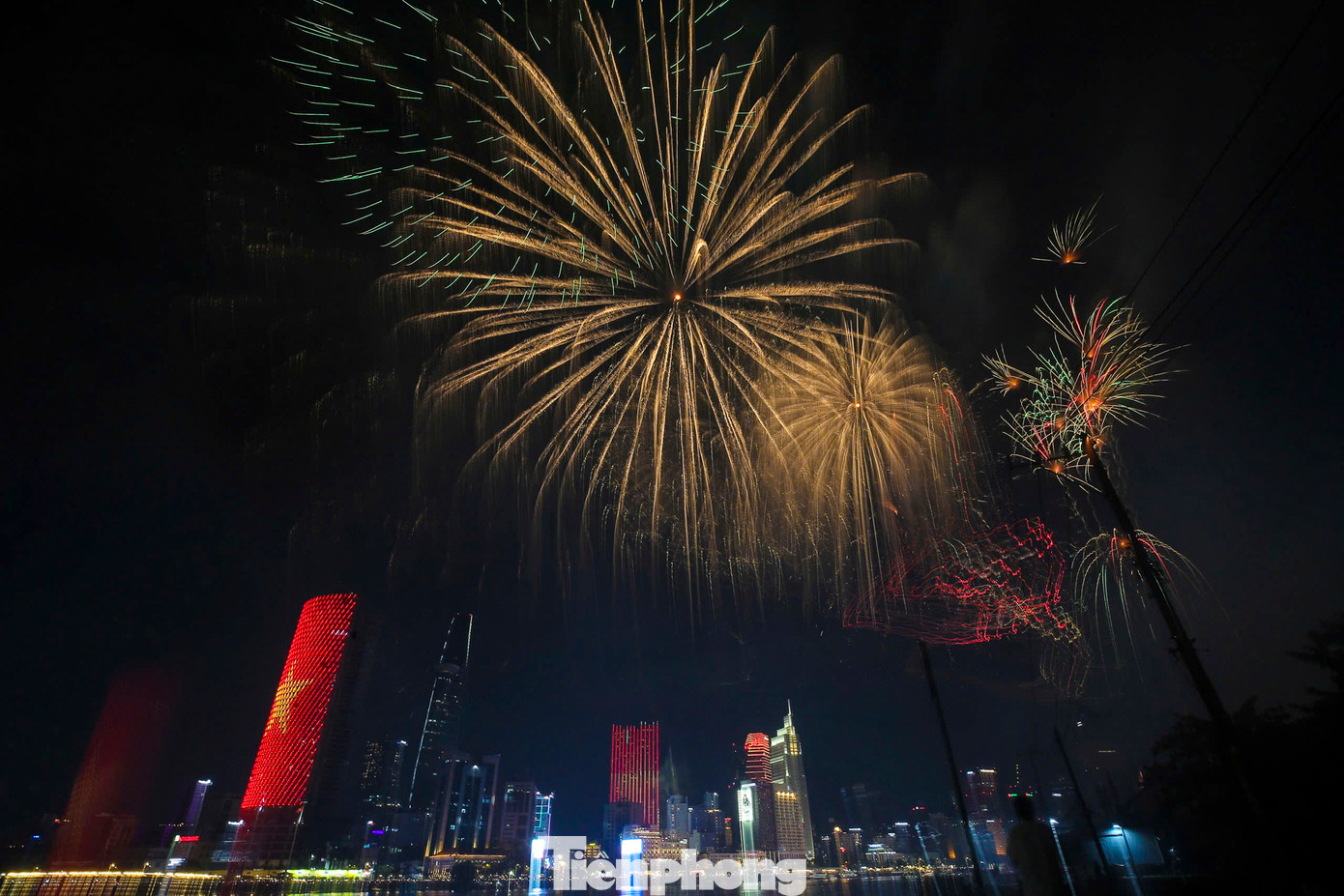 Màn bắn pháo hoa tầm cao do Trung tâm Văn hóa và Triển lãm TPHCM phối hợp với bộ phận chuyên môn, Bộ Tư lệnh TPHCM và các cơ quan, đơn vị liên quan thực hiện.