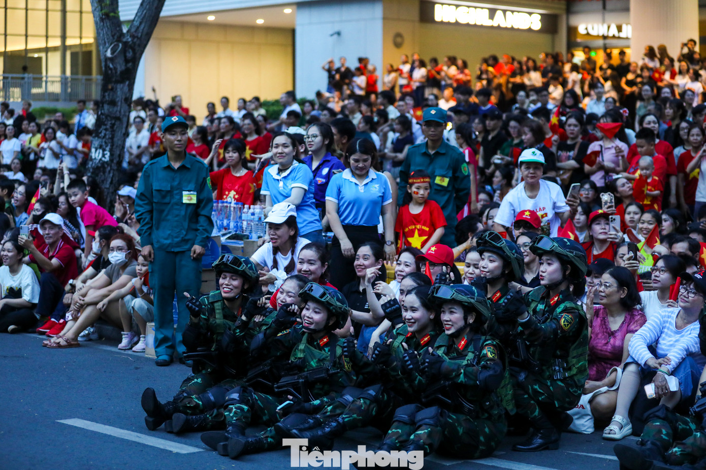 Trên tuyến đường Lê Duẩn - nơi các khối diễu binh, diễu hành tập kết, nhiều người dân may mắn chọn được vị trí đẹp dọc hai bên đường.