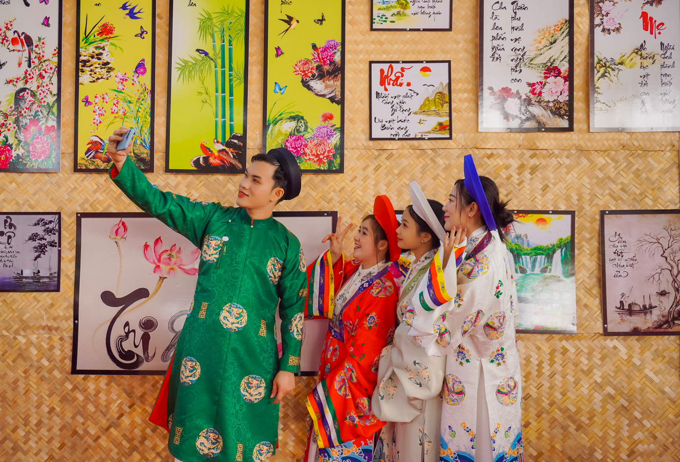 Với nhiều bạn nữ, chụp ảnh áo dài là một hoạt động không thể thiếu trong những ngày Tết. Ngoài những địa điểm quen thuộc như chợ Bến Thành, Dinh Độc Lập... Khu du lịch Văn hóa Suối Tiên năm nay cũng trở thành nơi lý tưởng để các bạn trẻ thực hiện bộ ảnh Tết đặc biệt. Với nhiều bạn nữ, chụp ảnh áo dài là một hoạt động không thể thiếu trong những ngày Tết. Ngoài những địa điểm quen thuộc như chợ Bến Thành, Dinh Độc Lập... Khu du lịch Văn hóa Suối Tiên năm nay cũng trở thành nơi lý tưởng để các bạn trẻ thực hiện bộ ảnh Tết đặc biệt.