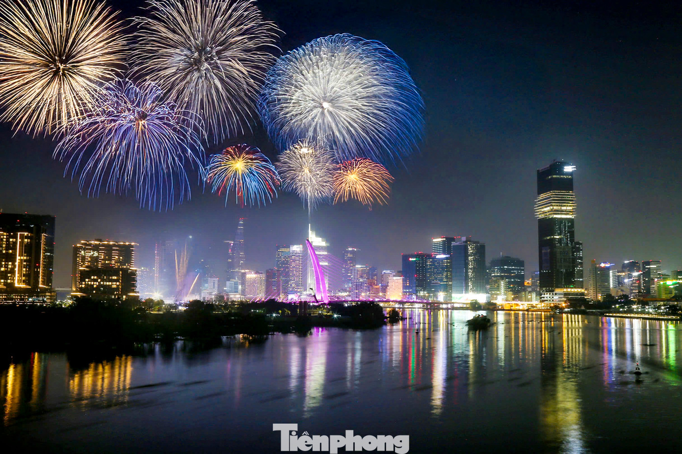 Để phục vụ người dân dịp Tết nguyên đán 2025, TPHCM đã tổ chức 2 điểm bắn pháo hoa tầm cao và 13 điểm tầm thấp, trong đó có 3 điểm bắn từ sà lan trên sông.