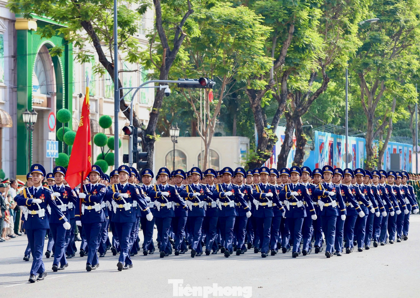 Toàn cảnh lực lượng diễu binh trên đường Lê Duẩn nhìn từ Dinh Độc Lập.