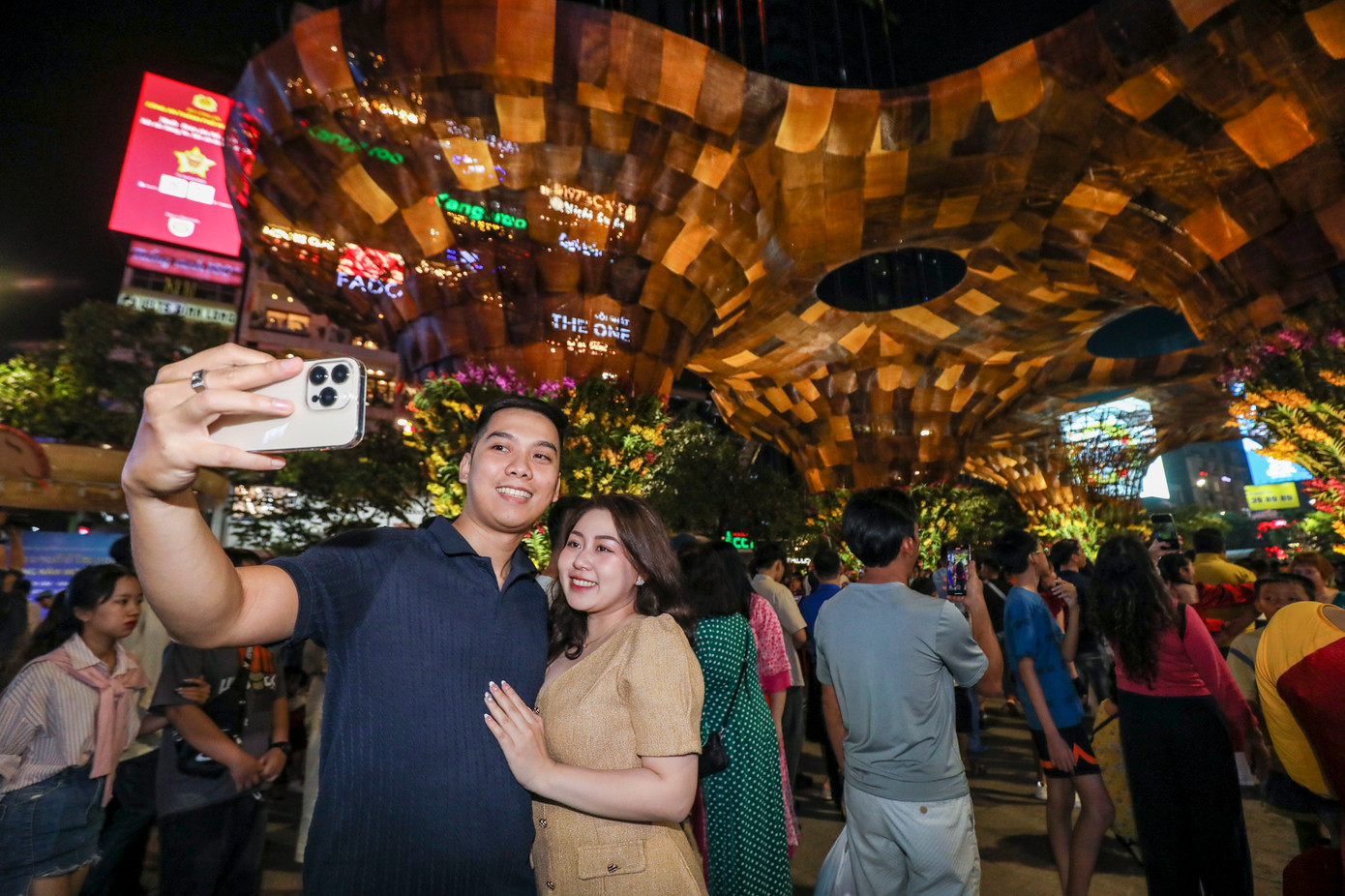 Anh An (ngụ quận 4) chia sẻ: &quot;Năm nay, các tiểu cảnh tại đường hoa khá dễ thương và bắt mắt. Chắc chắn những ngày Tết, tôi cùng gia đình và bạn bè sẽ quay trở lại để có được những tấm hình đẹp nhất&quot;.