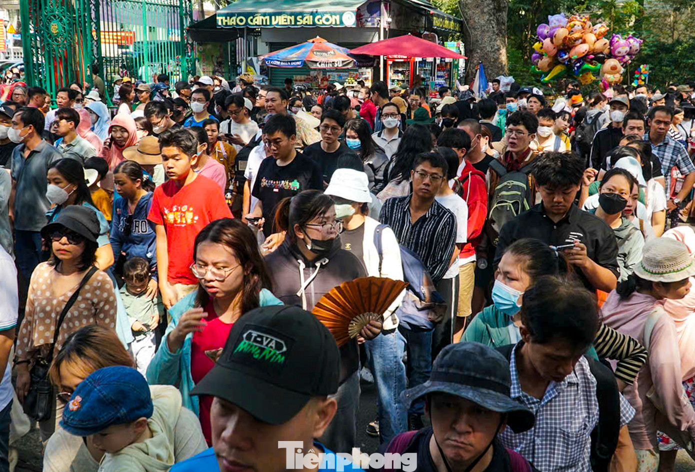 Suốt buổi sáng, nhân viên làm việc không ngơi nghỉ, liên tục hướng dẫn người dân xếp hàng mua vé.