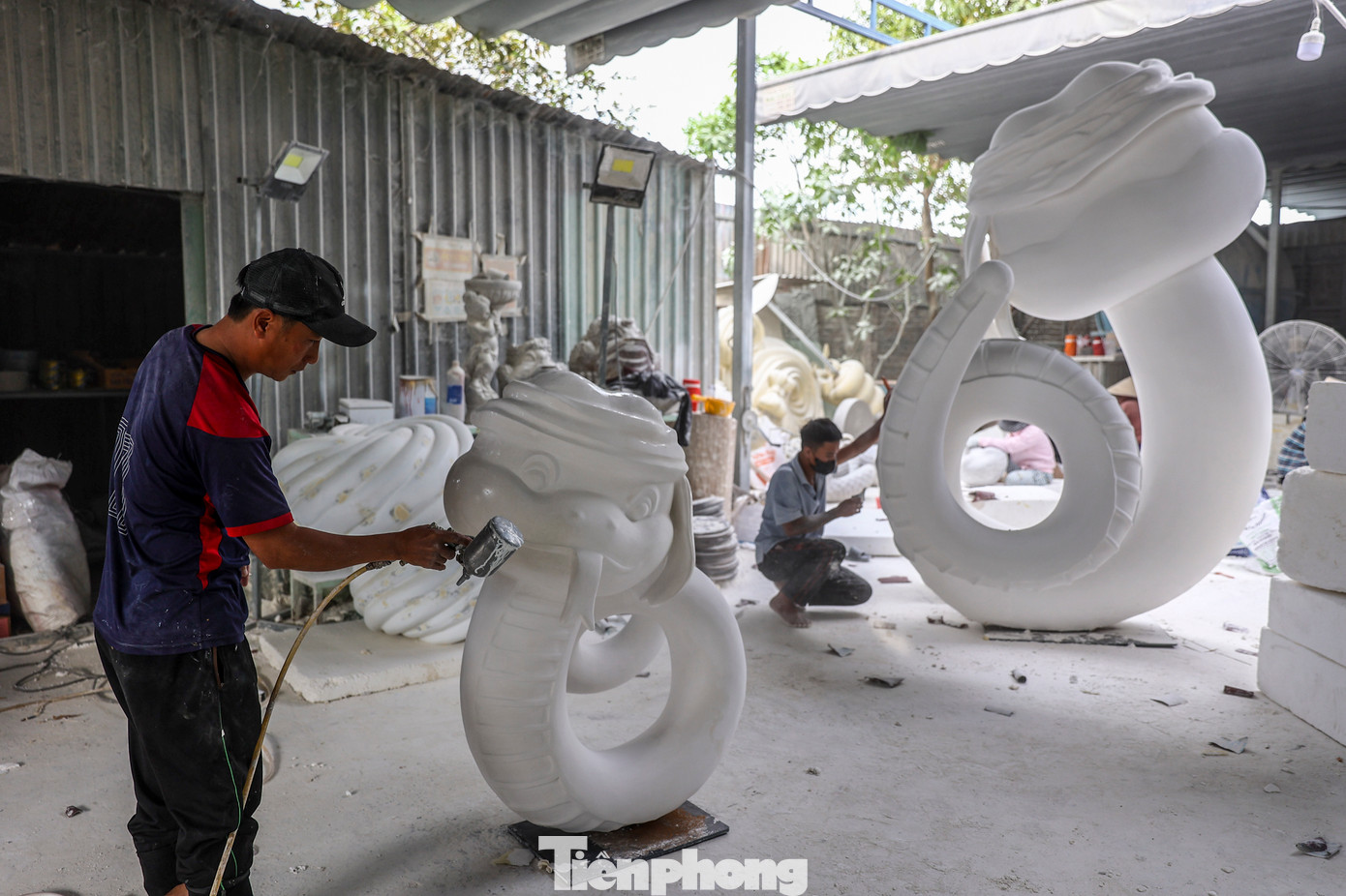Chủ xưởng chia sẻ điều khó khăn nhất là làm sao để tạo ra hình ảnh linh vật vừa hiền lành, dễ thương lại mang đậm không khí Tết.