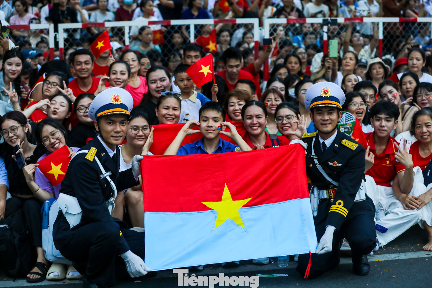 Gần đến giờ sơ duyệt, các khối diễu binh lần lượt di chuyển qua tuyến đường tập kết trước khi tiến vào khu vực tập trung. Từng đoàn chiến sĩ đi qua trong sự chào đón, reo hò của người dân.