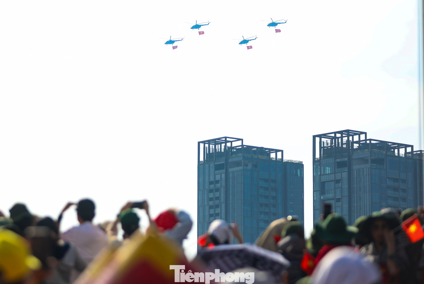 Người dân đứng đông nghẹt dọc bến Bạch Đằng, đường Tôn Đức Thắng thích thú ngước nhìn, hò reo.