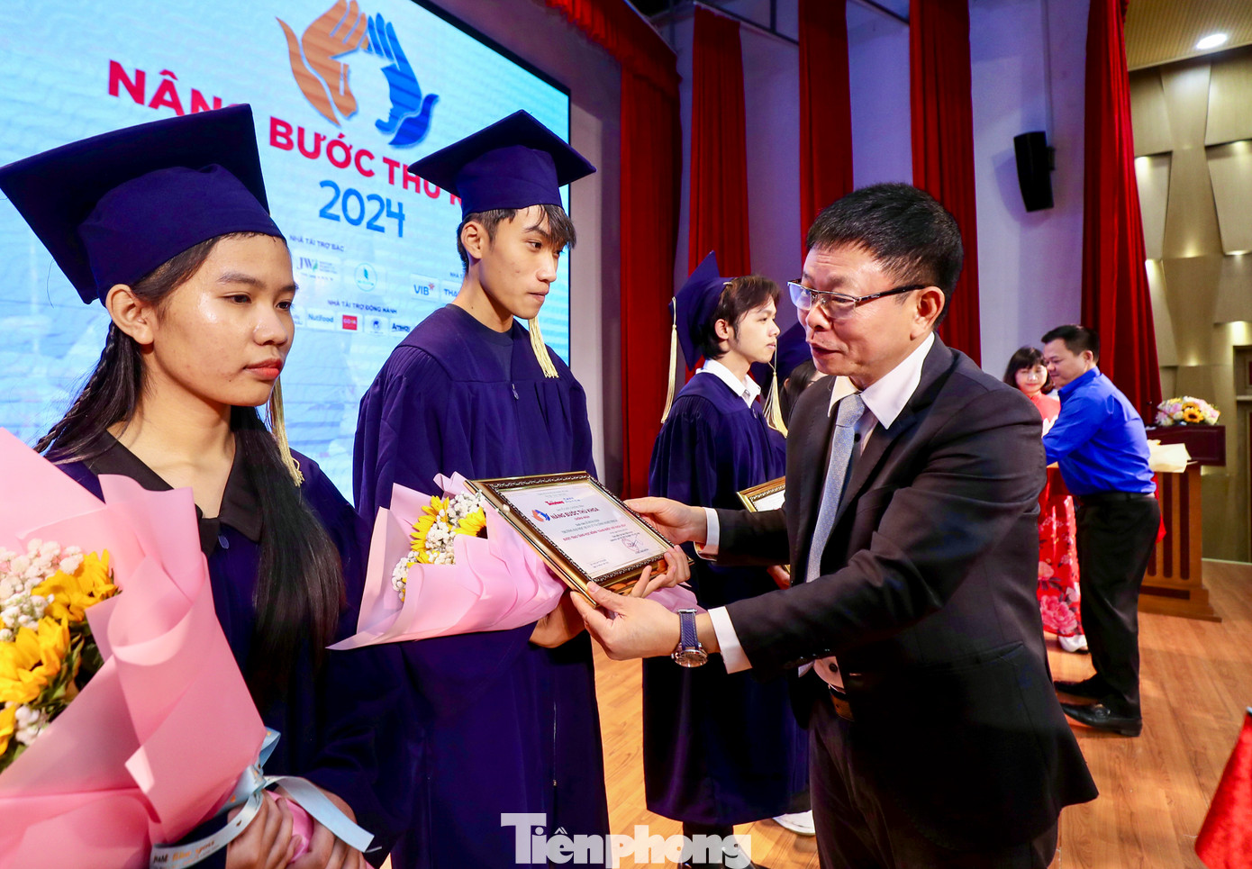 Nhà báo Phùng Công Sưởng trao học bổng cho các sinh viên.