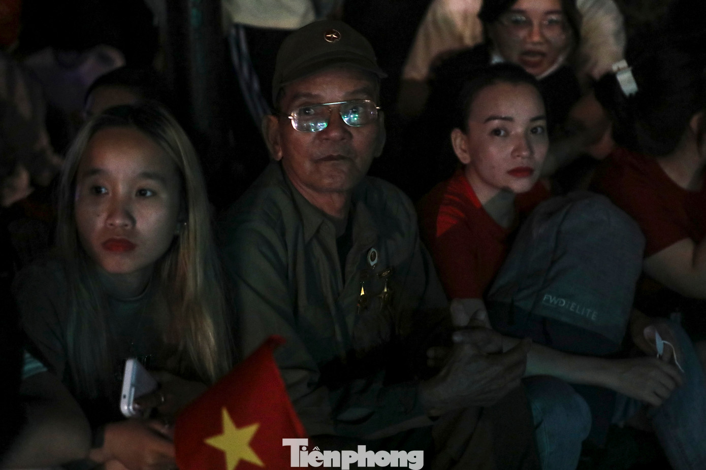 Lúc 3h sáng, hàng nghìn người dân đã rời khỏi trục đường Lê Duẩn và di chuyển ra khu vực bờ sông bến Bạch Đằng để tiếp tục chờ đợi.