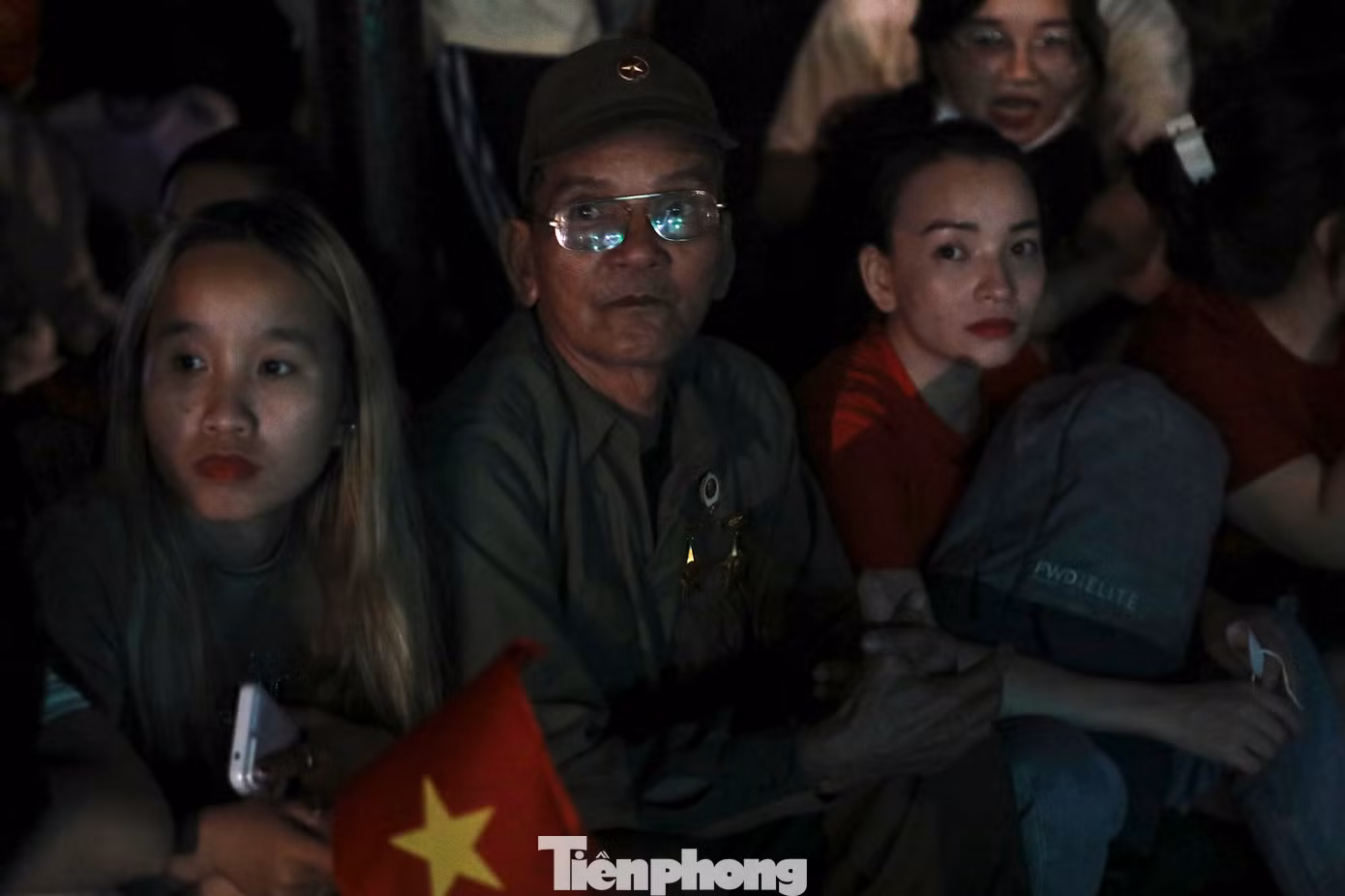 Lúc 3h sáng, hàng nghìn người dân đã rời khỏi trục đường Lê Duẩn và di chuyển ra khu vực bờ sông bến Bạch Đằng để tiếp tục chờ đợi.