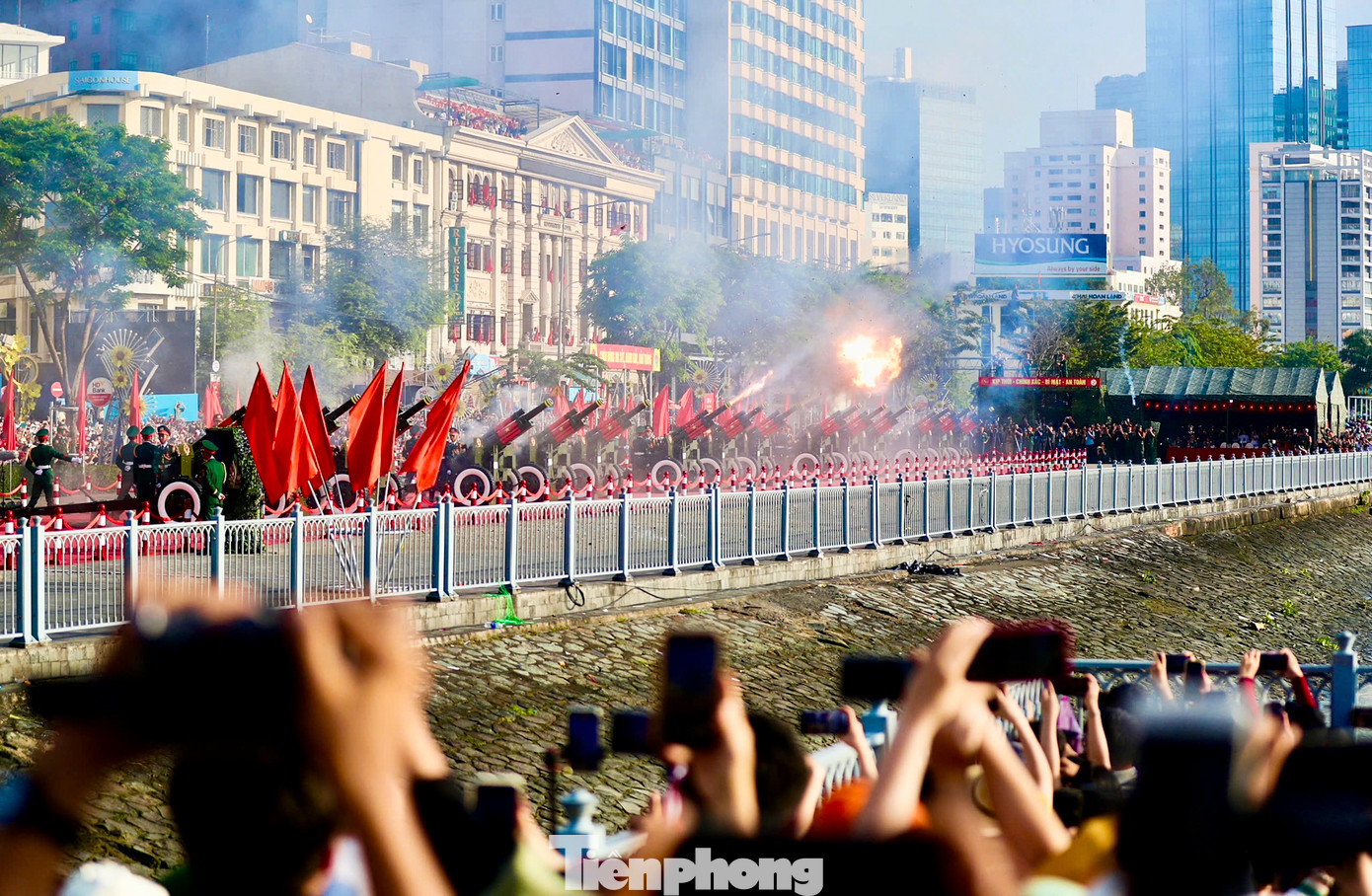 Đúng 7h, 21 khẩu đại bác lần lượt khai hỏa trên bến Bạch Đằng.