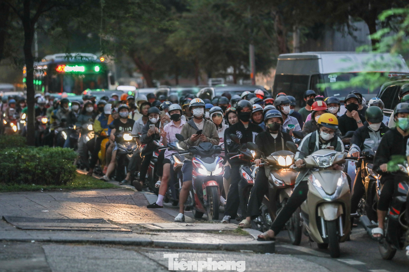 Đường Nguyễn Bỉnh Khiêm (quận 1) đông đúc vào giờ tan tầm. Đoàn người nối đuôi nhau di chuyển ở dưới đường chứ không leo lên vỉa hè như trước đây. Đường Nguyễn Bỉnh Khiêm (quận 1) đông đúc vào giờ tan tầm. Đoàn người nối đuôi nhau di chuyển ở dưới đường chứ không leo lên vỉa hè như trước đây.