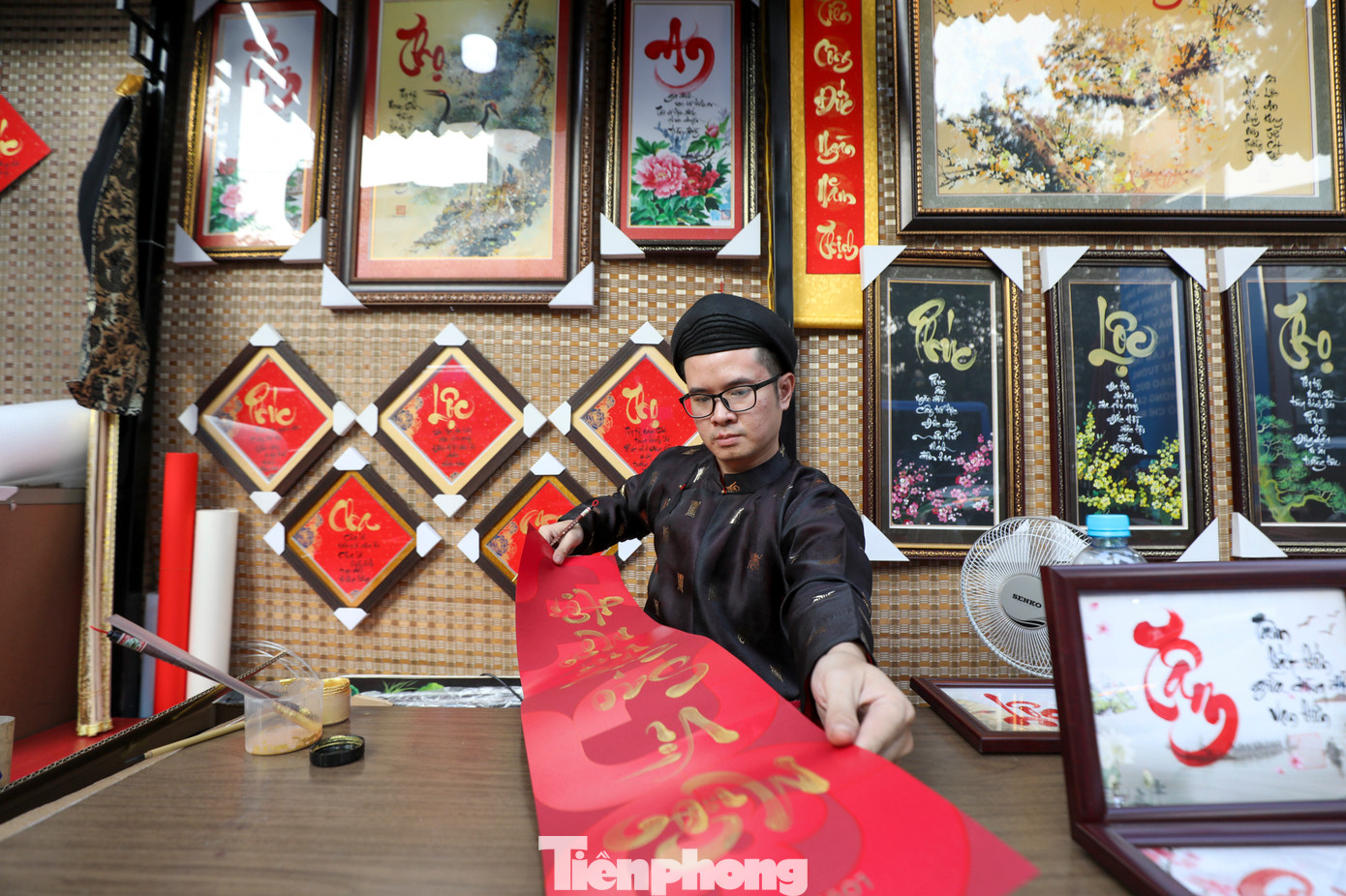 Tham gia các gian hàng ở phố Ông đồ năm nay là các ông đồ trẻ tài năng được tuyển chọn kỹ, cho chữ là những lời chúc tốt đẹp ngày đầu năm mới.