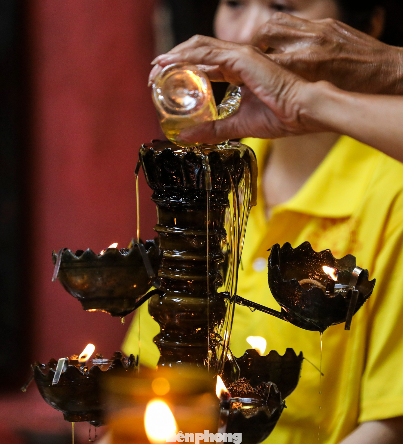 Rót dầu là nghi lễ quan trọng nhất khi vía Ngọc hoàng.