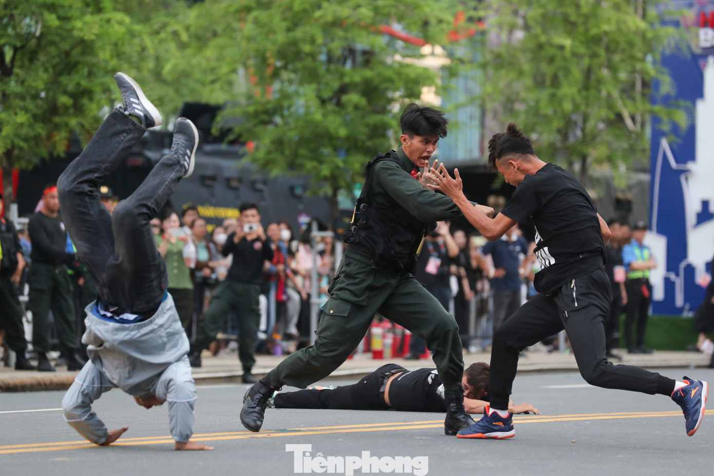 Lực lượng Cảnh sát đặc nhiệm biểu diễn tình huống tấn công tội phạm. Ảnh: Duy Anh.