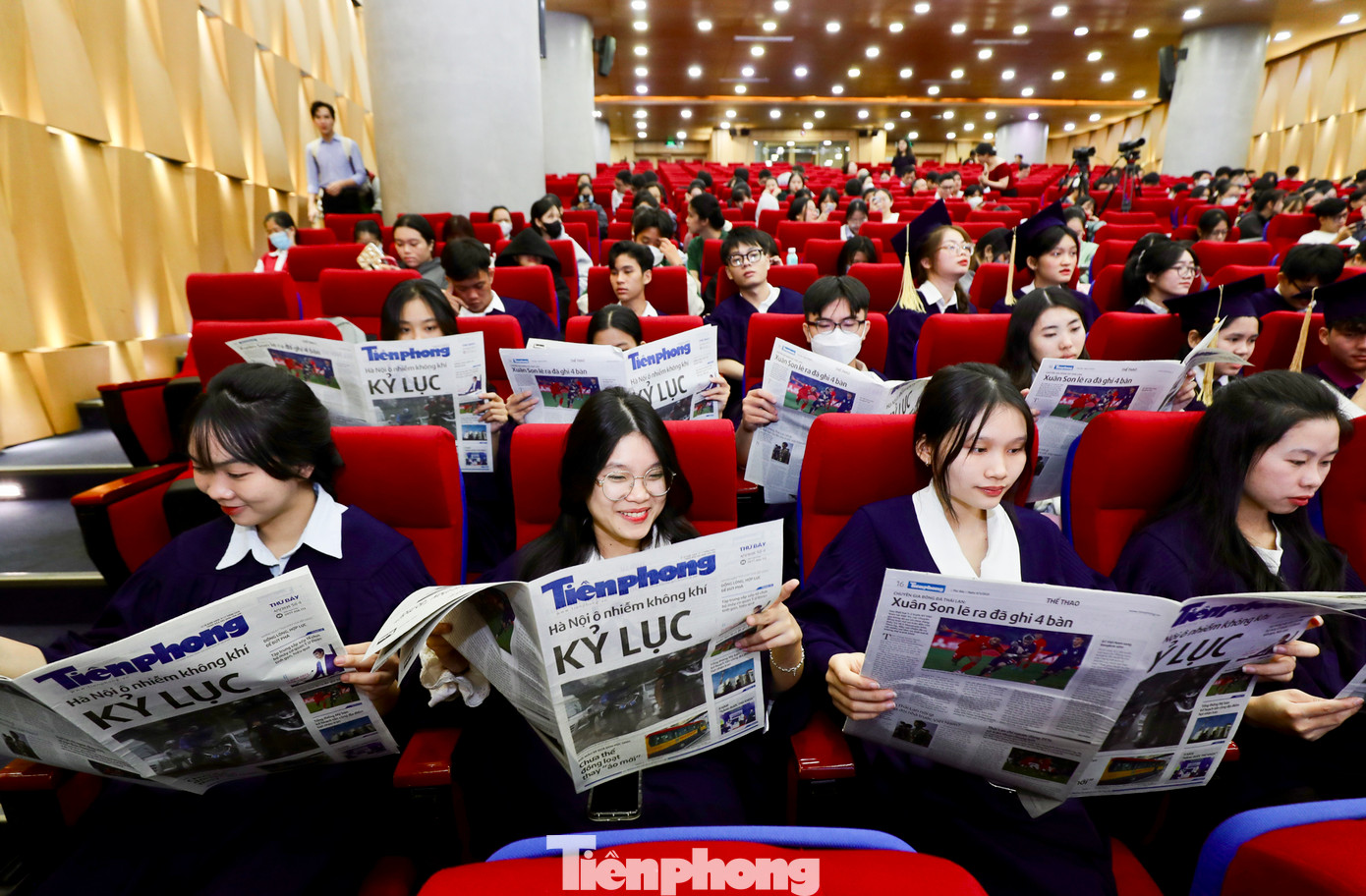 Trong suốt chặng đường 9 năm qua, chương trình Nâng bước Thủ khoa đã tiếp sức cho gần 900 sinh viên khắp cả nước đạt thành tích xuất sắc trong kỳ thi đại học, với số tiền gần 9 tỷ đồng và hiện vật hữu ích trị giá hàng tỷ đồng.