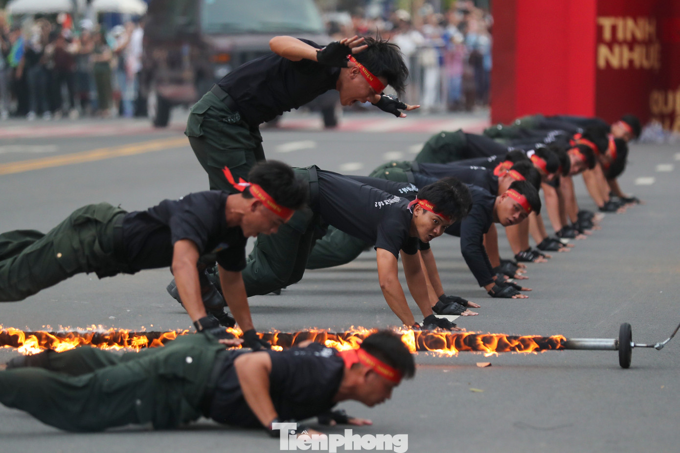 Lực lượng công an biểu diễn võ thuật và khí công. Ảnh: Duy Anh.