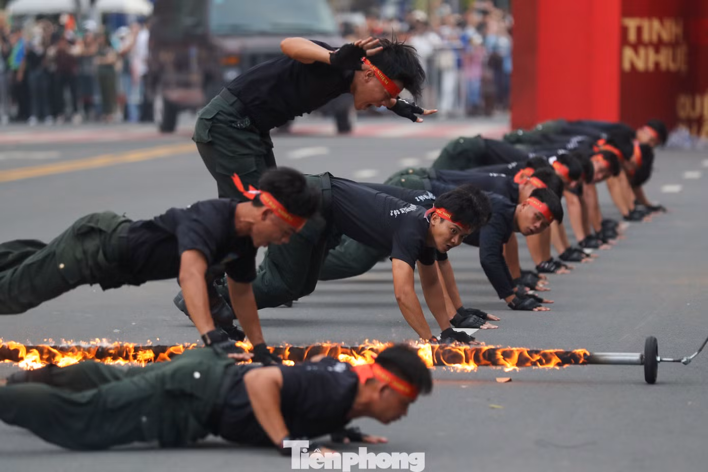 Lực lượng công an biểu diễn võ thuật và khí công. Ảnh: Duy Anh.