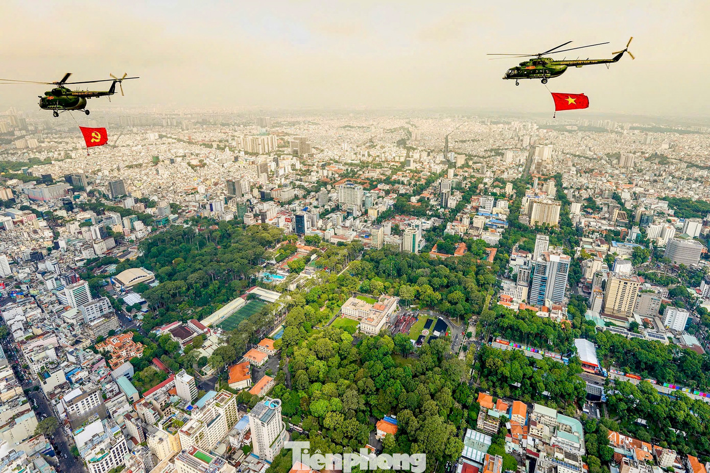 Khoảng 8h10, tiếng động cơ máy bay từ xa vọng lại. Từ hướng cầu Sài Gòn, đội hình trực thăng xuất hiện đầu tiên, mang theo những lá cờ đỏ sao vàng và cờ búa liềm phấp phới bay qua Dinh Độc Lập.