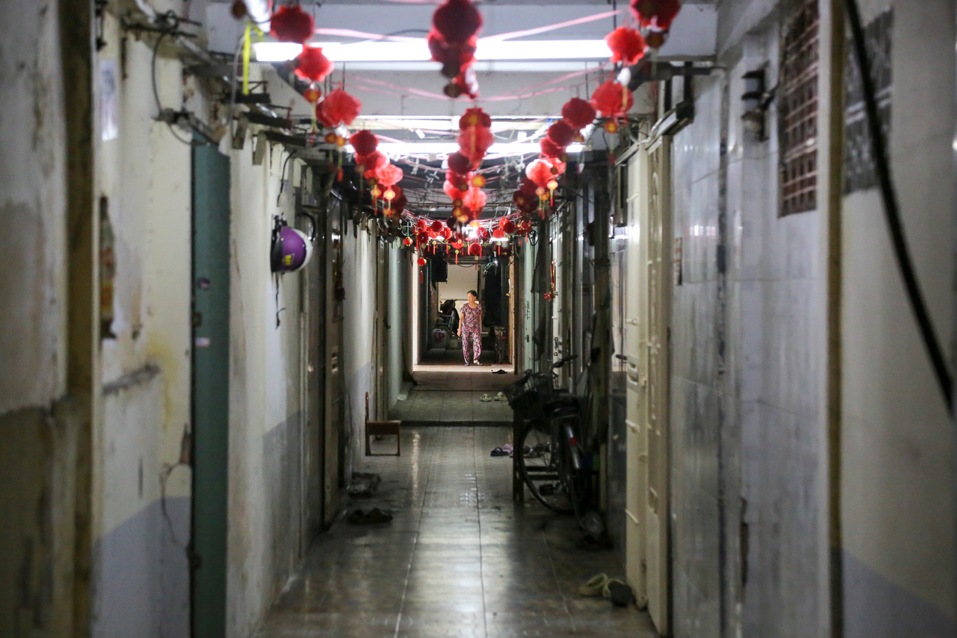 Lối đi trong khu chung cư cũ thiếu ánh sáng.