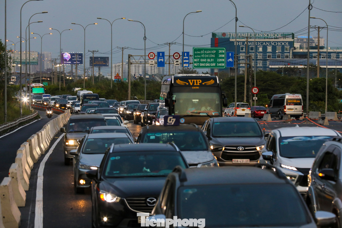 Theo ghi nhận, hơn 17h, hàng nghìn phương tiện di chuyển qua cao tốc Phan Thiết - Dầu Giây và TPHCM - Long Thành - Dầu Giây, hướng vào TPHCM đông đúc xe cộ, dòng xe nối đuôi nhau ùn ứ kéo dài, di chuyển chậm.