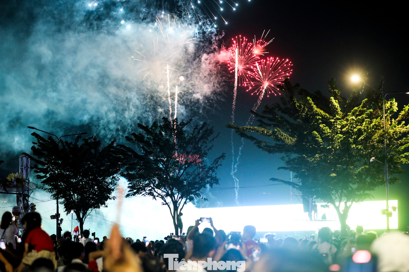 Hàng nghìn người dân TPHCM đổ ra đường xem pháo hoa tối 19/4. Những vị trí đẹp ở gần khu vực bắn pháo hoa gần như không còn chỗ trống.