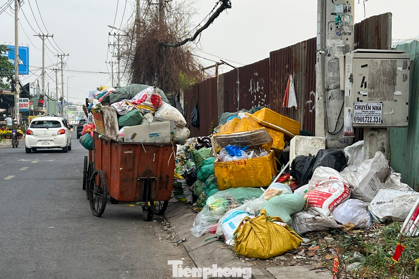 Tại nhiều khu vực khác như trên đường Trần Phú (quận 5), An Dương Vương, (quận Bình Tân)… những xe thu gom chất đầy rác xếp hàng từ sáng đến trưa vẫn chưa được vận chuyển đến nơi xử lý.