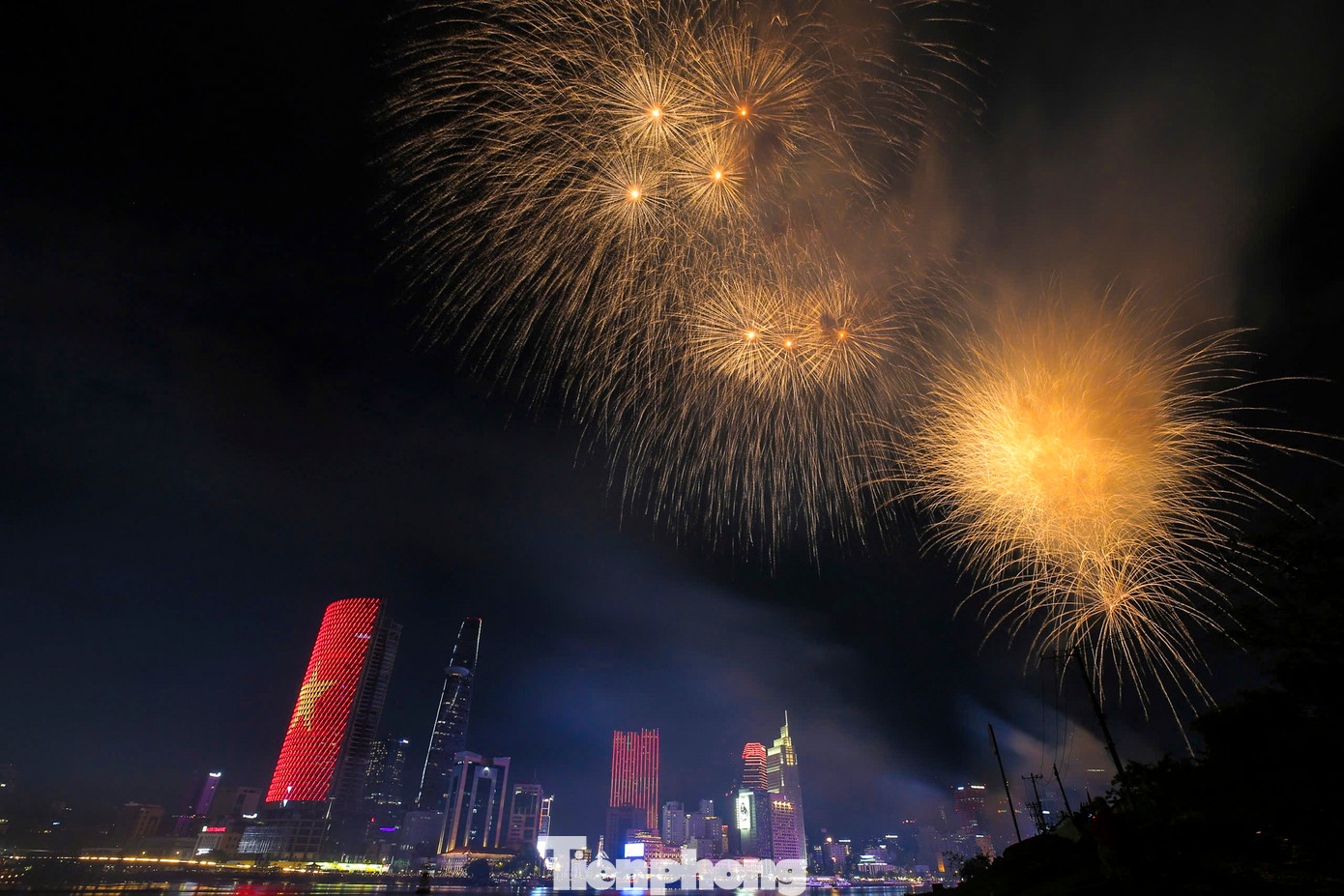 Màn bắn pháo hoa tầm cao do Trung tâm Văn hóa và Triển lãm TPHCM phối hợp với bộ phận chuyên môn, Bộ Tư lệnh TPHCM và các cơ quan, đơn vị liên quan thực hiện.