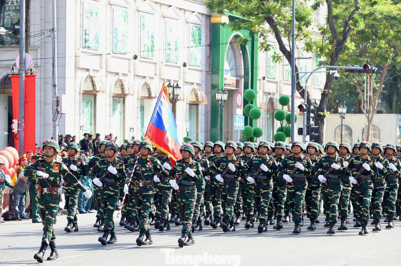 Khối diễu binh của các quân nhân nước cộng hòa Dân chủ Nhân dân Lào đi qua lễ đài.