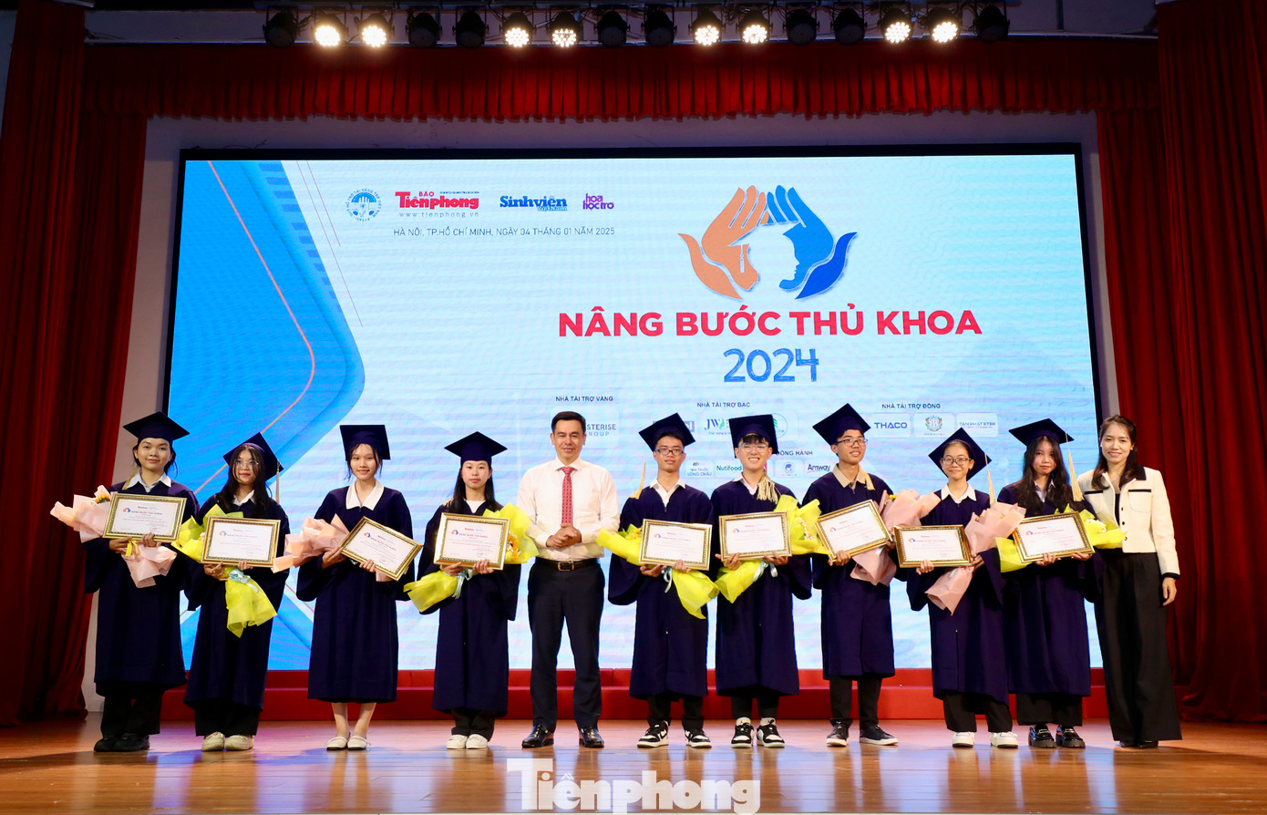 Sinh viên nhận học bổng Nâng bước Thủ khoa 2024.