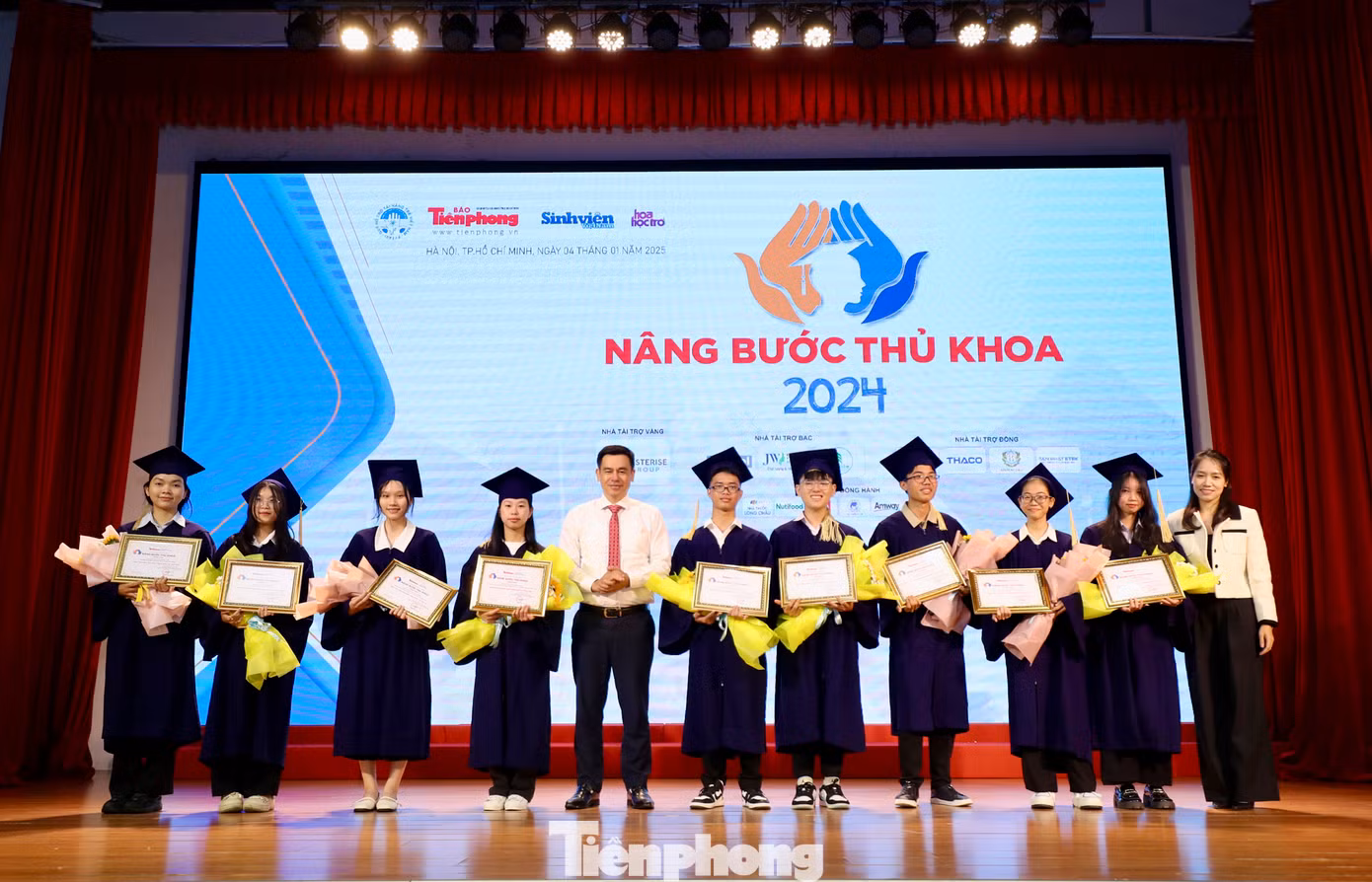 Sinh viên nhận học bổng Nâng bước Thủ khoa 2024.