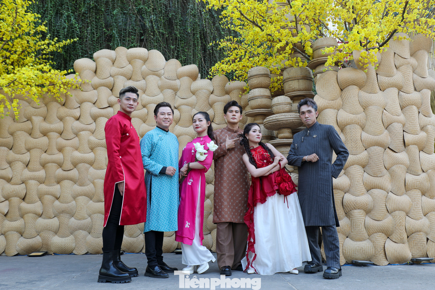 Anh Nguyễn Hồng Phúc - Giám đốc Nhà văn hóa Thanh niên TP.HCM cho biết, một trong những điểm gây chú ý là không gian trưng bày tái hiện các làng nghề truyền thống như: làng gốm Lái Thiêu (tỉnh Bình Dương), làng chiếu Định Yên (huyện Lấp Vò, tỉnh Đồng Tháp), làng nghề đan lát Mỹ An (huyện Chợ Mới, tỉnh An Giang).