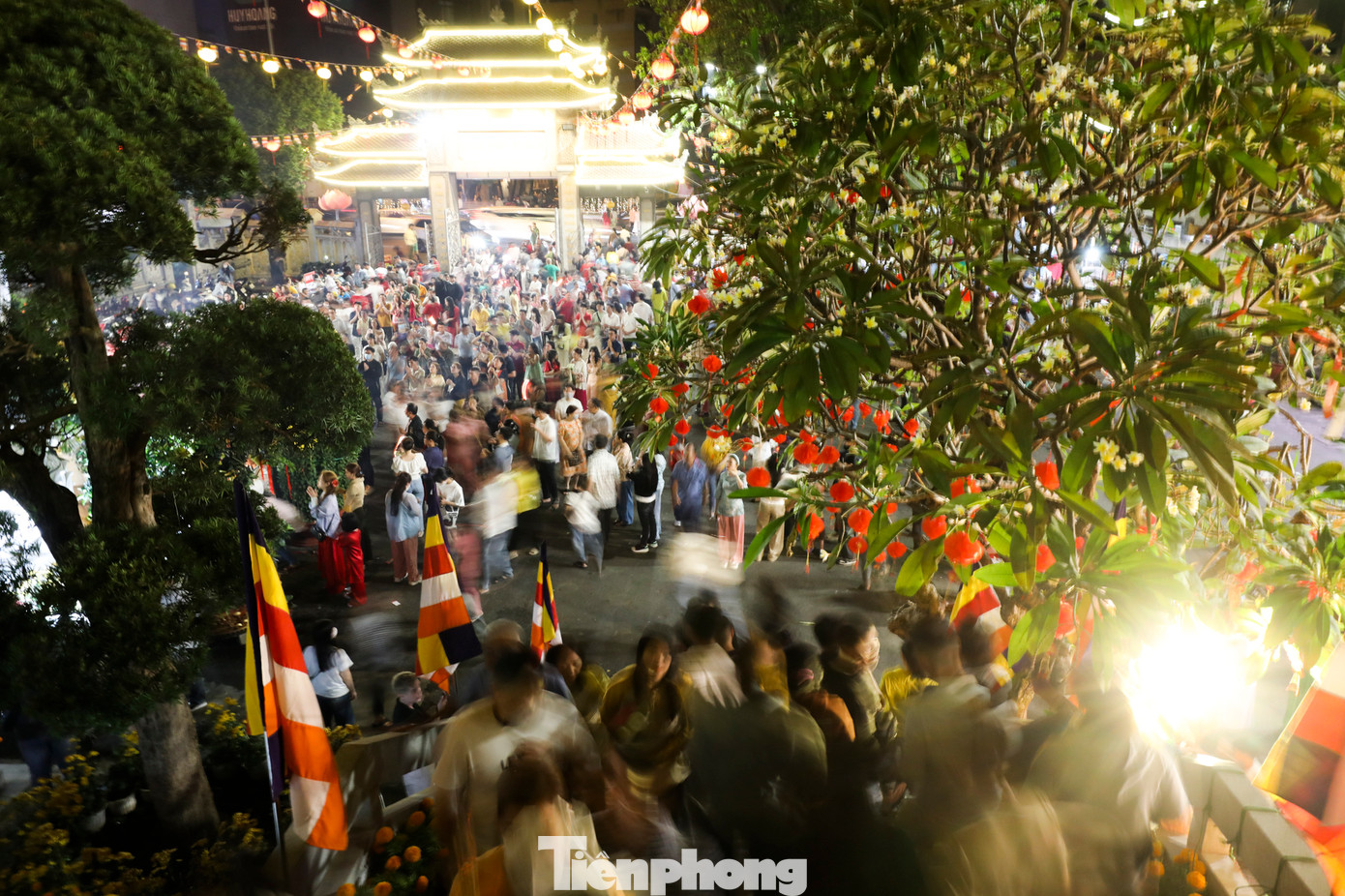 Dòng người đổ về chùa Vĩnh Nghiêm ngày càng đông.