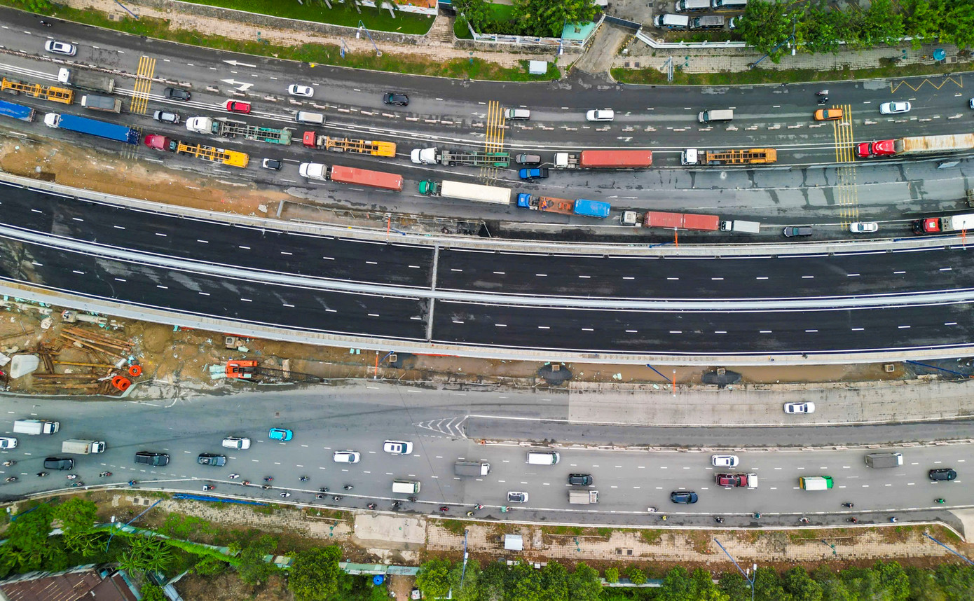 Hầm rộng khoảng 14 m với 4 làn xe theo hai hướng từ giao lộ Mai Chí Thọ - Đồng Văn Cống về hầm Thủ Thiêm và ngược lại. Hầm rộng khoảng 14 m với 4 làn xe theo hai hướng từ giao lộ Mai Chí Thọ - Đồng Văn Cống về hầm Thủ Thiêm và ngược lại.