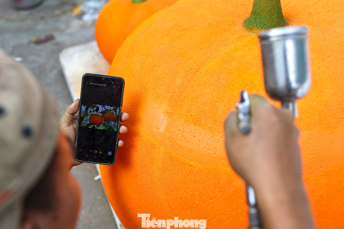 Những thợ sơn dùng màu sơn nước để trang trí cho linh vật và các tiểu cảnh.