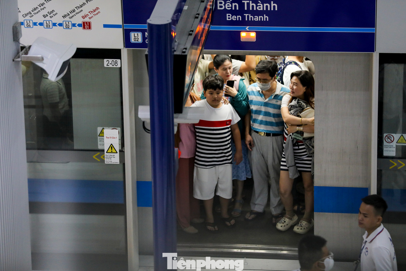 Các toa tàu hướng từ Thủ Đức đến đường hoa Nguyễn Huệ và ngược lại đều kẹt cứng hành khách.