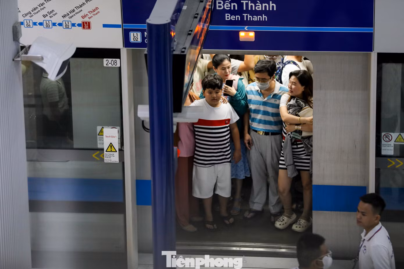 Các toa tàu hướng từ Thủ Đức đến đường hoa Nguyễn Huệ và ngược lại đều kẹt cứng hành khách.